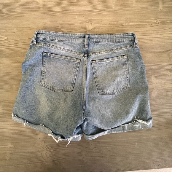 Free Assembly- roller cuff Jean shorts in color light wash size 10 - Picture 4 of 6